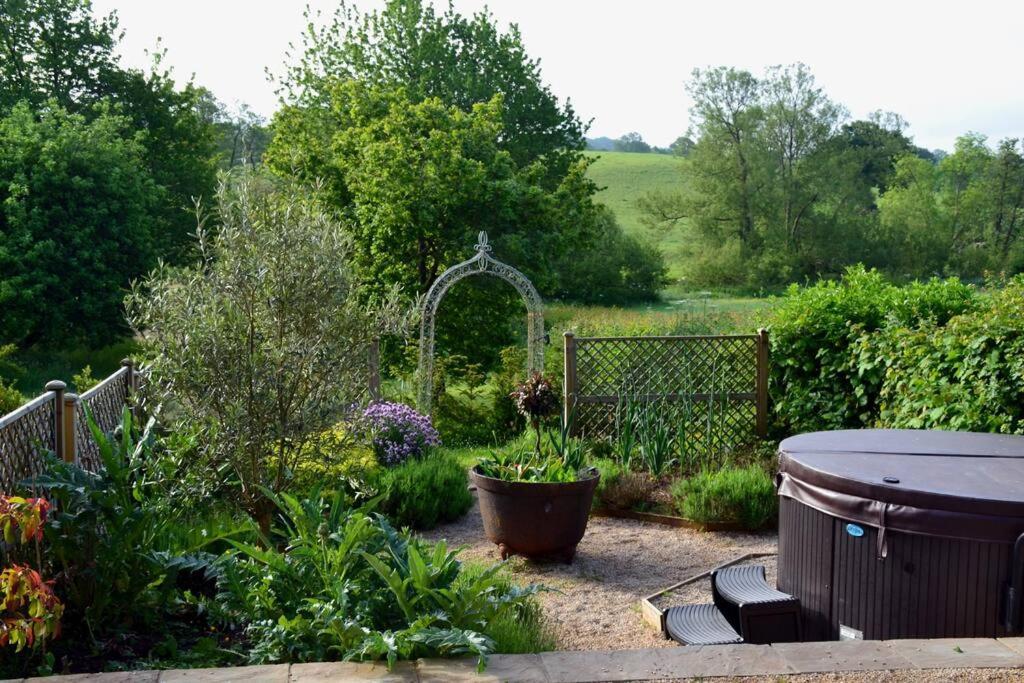 Luxury, Rural Shepherds Hut With Hot Tub Nr Bath Bristol Kültér fotó