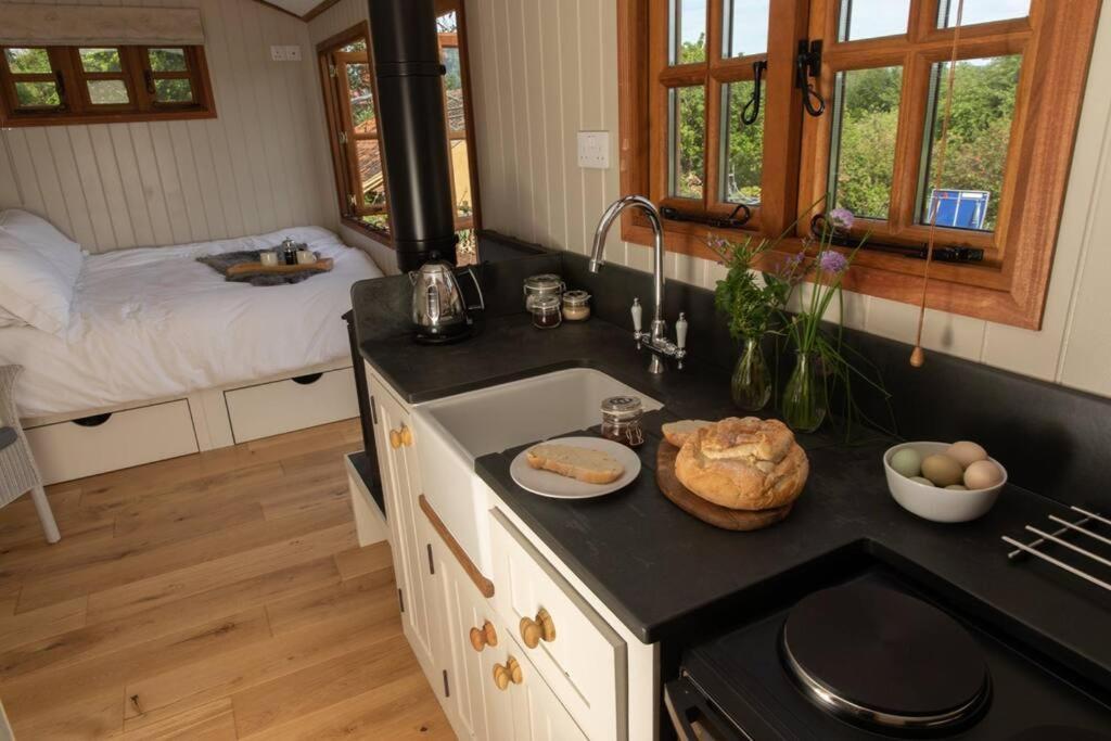 Luxury, Rural Shepherds Hut With Hot Tub Nr Bath Bristol Kültér fotó
